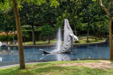 Kuala Lumpur, Malezya - 3 Ocak 2024: KLCC Parkı 'ndaki gölette Balina Heykeli' nin yakın çekim görüntüsü