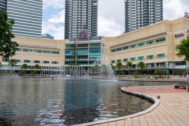 Manzarada muhteşem Petronas Kuleleri ve Malezya 'nın Kuala Lumpur kentindeki giriş alanını süsleyen etkileyici çeşmeleriyle Suria KLCC alışveriş merkezi yer alıyor.