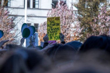 Vancouver, Kanada - 25 Ekim 2019: Güller yazan bir adam öldü, menekşeler de ölecek, gezegeni kurtarma zamanı gelecek yoksa Vancouver Sanat Galerisi 'nin önündeki sen olacaksın