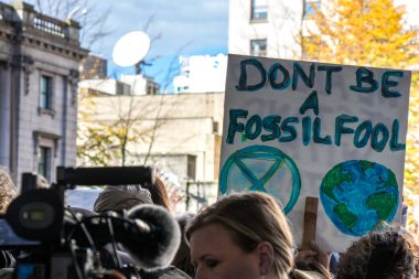 Vancouver, Kanada - 25 Ekim 2019: Vancouver Sanat Galerisi önündeki iklim grevinin bir parçası olarak fosil bir aptal olmayın