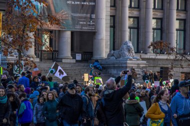 Vancouver, Kanada - 25 Ekim 2019: Vancouver Sanat Galerisi önünde iklim grevi