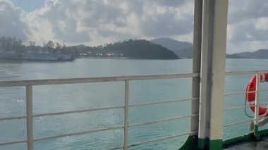 Şiddetli fırtına bulutları altında Koh Samui 'den Donsak, Tayland' a giden feribot rotasındaki okyanus ve adaların manzarası.