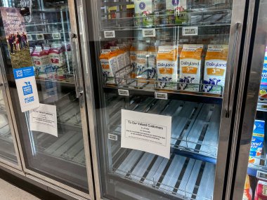 Vancouver, Kanada - 28 Kasım 2022: Safeway mağazası, tedarik zinciri sorunları nedeniyle% 4L% 2 süt sıkıntısı yaşayan neredeyse boş bir süt bölümünü gösteriyor