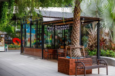 Ko Samui, Tayland - 11 Temmuz 2024: Fotoğraf Orta Samui 'de yemyeşil ve modern mimari ile çevrili bir Kafe Amazon şubesini çekiyor