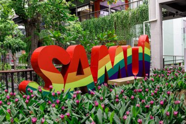 Ko Samui, Tayland - 11 Temmuz 2024: Ko Samui, Tayland 'daki Merkez Festivali Alışveriş Merkezi' nde renkli 