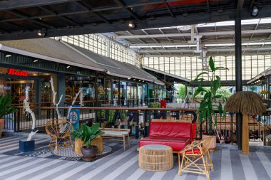 Ko Samui, Tayland - 11 Temmuz 2024: Merkez Samui 'de büyük bir satış gerçekleşiyor