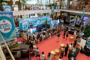 Ko Samui, Tayland - 11 Temmuz 2024: Merkez Samui 'de düzenlenen Explorer Expo 2024 etkinliğinde canlı bir sahne