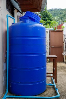Tayland 'da sıkça kullanılan büyük bir mavi su deposu. Tank bir boru sistemine bağlı ve binanın dışına yerleştirilmiş.