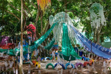 Ko Samui, Tayland - 7 Eylül 2024: Mulamati Gökkuşağı Köyü dekorasyonlarının bir parçası olarak plastik şişeleri yaratıcı bir şekilde yeniden kullanarak sürdürülebilirliğe olan bağlılığını gösteriyor