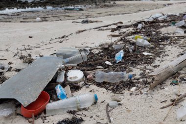 Tayland, Ko Samui 'de kirlenmiş bir plaj. Plastik şişeler, yiyecek kapları ve çeşitli enkaz çeşitleriyle dolu. Bu görüntü, bu güzel adayı etkileyen plastik atık ve deniz kirliliğinin çevresel sorununu vurguluyor.