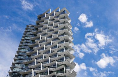 Vancouver, Kanada - 25 Eylül 2022: Bu, modern, açısal tasarımıyla bilinen 620 Cardero Caddesi, Vancouver 'da bulunan mimari bir binanın görüntüsü.