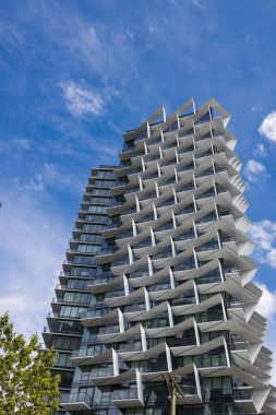 Vancouver, Kanada - 25 Eylül 2022: Bu, modern, açısal tasarımıyla bilinen 620 Cardero Caddesi, Vancouver 'da bulunan mimari bir binanın görüntüsü.