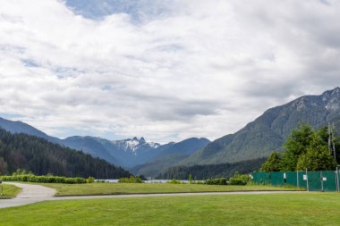 Capilano Nehri Bölge Parkı 'nın bereketli ormanları, karlı dağları ve baraja giden temiz bir yol Vancouver' daki doğa yürüyüşleri ve aktiviteleri için mükemmel.