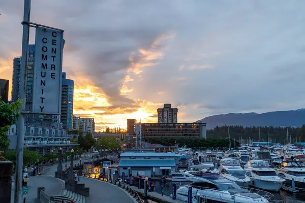 Vancouver, Kanada -12 Ekim 2022: Vancouver 'daki Coal Harbour Community Centre' dan gün batımı manzarası, yat limanı ve Westin Hotel 'e bakan yat limanı