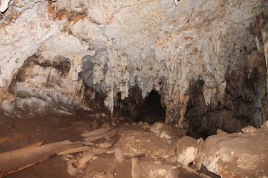 Tarih öncesinden kalma tahta tabutlar Tham Lod Mağarası 'nda, Mae Hong Son, kireçtaşı mağara zemininde yıpranmış çaydanlık kalıntıları gösteriyor.