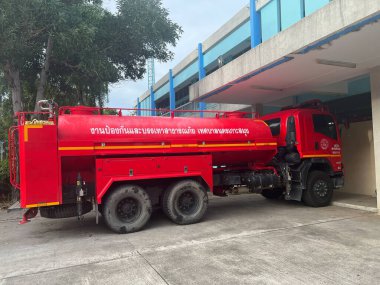 Samui, Tayland - 17 Ağustos 2024: Samui Stadyumu 'nda su tankeri bulunan kırmızı itfaiye aracı