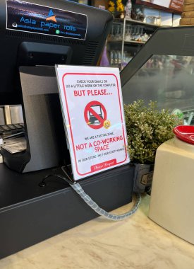 Samui, Tayland - 19 Ağustos 2024: Pencere levhası, Wi-Fi sembolü ve dizüstü bilgisayar yasaklama simgesinin yer aldığı ortak çalışma alanı olmadığını gösteriyor