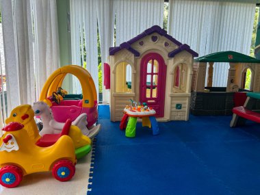 Vancouver, Kanada - Ekim 1.2024: Koh Samui 'deki Bangkok Hastanesi' nin içindeki çocuk oyun alanı