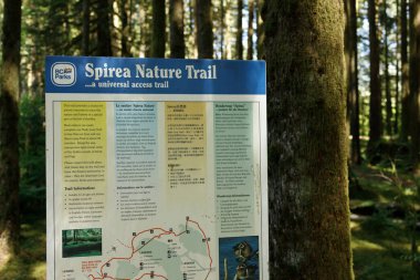 British Columbia, Kanada - 24 Ağustos 2022: BC Parks 'ın Spirea Nature Trail bilgi panosu evrensel erişim yolu haritasını ve birden fazla dilde ayrıntıları gösteriyor