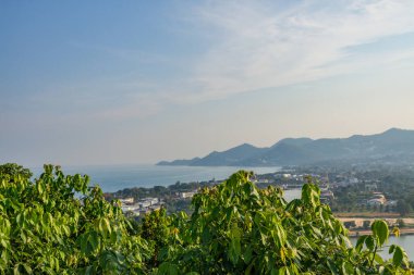 Ko Samui 'deki Kao Hua Jook Pagoda sahil manzaralı kırmızı çatılı binaları olan bir sahil kasabası.