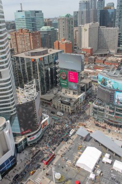 Toronto, Kanada - 30 Nisan 2017: Toronto 'nun hareketli Yonge-Dundas Meydanı' nın geniş dijital reklam panoları, kalabalık kavşakları