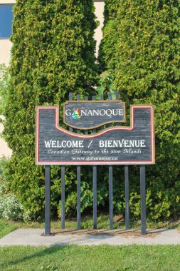 Gananoque, Kanada - 10 Ağustos 2017: İki dilde İngilizce ve Fransızca metnin yer aldığı Gananoque, Ontario 'ya hoşgeldiniz işareti
