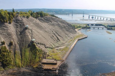Montmorency Falls bölgesinin havadan görüntüsü kayalık kaya duvarında zigzag çizen merdiven altyapısını gösteriyor.
