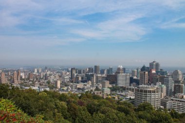 Montreal, Kanada - 19 Eylül 2017: Montreal şehir merkezinin panoramik manzarası, Mount Royal Park 'tan gökyüzü