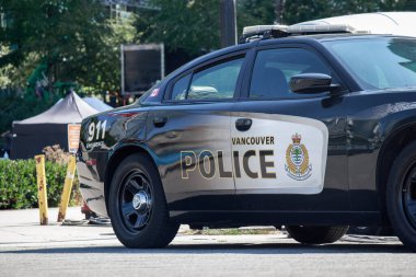 Vancouver, Kanada - 20 Temmuz 2021: Siyah beyaz Vancouver Polis Departmanı devriye arabası 911 acil durum işaretleri ve resmi amblemi