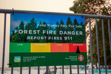 Vancouver, Kanada - 1.2021 Ağustos: Stanley Park 'taki orman yangını tehlike işareti 