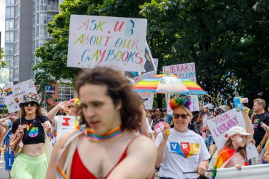 Vancouver, Kanada - 3 Ağustos 2025: Vancouver Onur Yürüyüşü katılımcıları ve renkli tabelalar taşıyan destekçiler