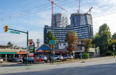 Vancouver, Kanada - 15 Eylül 2025: Kitsilano, Vancouver 'daki Vibrant Cornwall Bulvarı, kalabalık bir sokak sahnesi ve arka planda inşa halindeki modern apartman dairesi