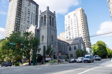 Vancouver, Kanada - 15.2025 Sep: St. Andrew Kilisesi Vancouver - modern yüksek binalarla çevrili tarihi Gotik taş katedrali
