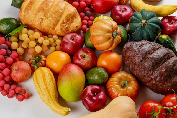 テーブルには果物や野菜がたくさん並んでいます — ストック写真