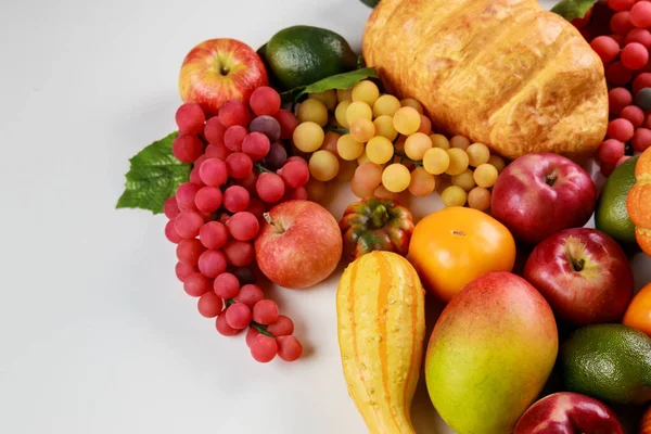 果物や野菜を背景にしたテーブルのイメージ — ストック写真