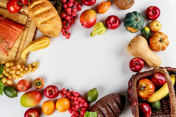 背景としてテーブルの上の果物や野菜の収穫 — ストック写真