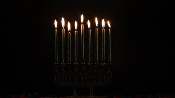 Velas Encendidas Menorá Cuarto Oscuro Para Hanukkah — Vídeo de stock