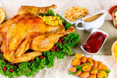 Mısır ekmeğiyle doldurulmuş Noel yemeği pişirilmiş hindi..