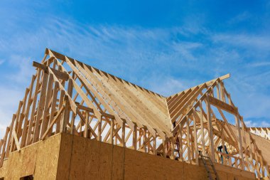 Bir ev inşa ederken, kirişler çerçeveleniyor.