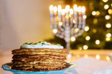 Hanuka 'da patates kızartması servis etmek geleneksel bir Yahudi yemeğidir..