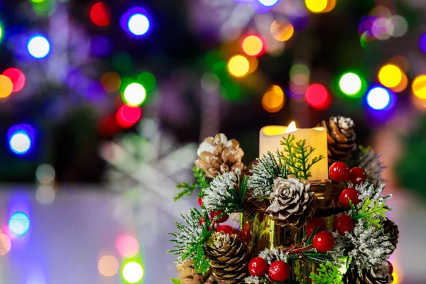 Rote Beeren Und Brennende Kerzen Sorgen Für Festliche Stimmung Weihnachten — Stockfoto