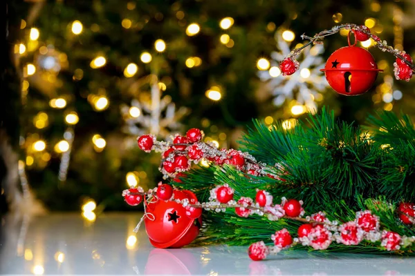 Glöckchen Und Rote Beeren Sorgen Für Festliche Stimmung Weihnachten — Stockfoto