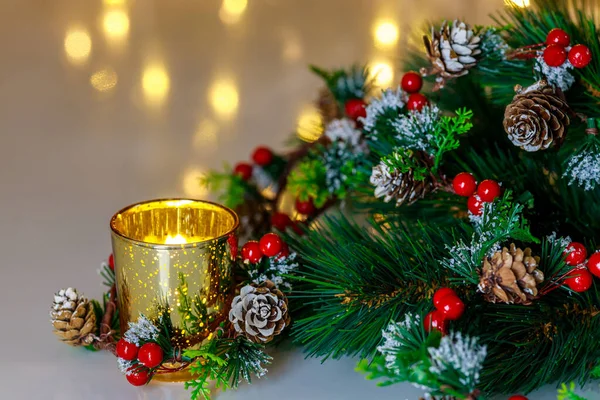 Mit Roten Beeren Und Brennender Kerze Wird Weihnachten Eine Festliche — Stockfoto