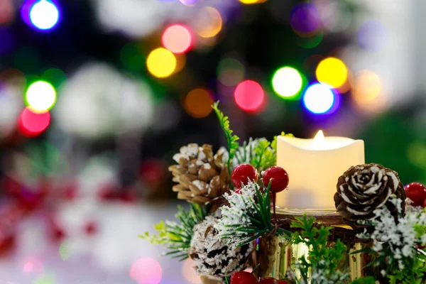 Dekorativer Hintergrund Mit Roten Beeren Und Brennender Kerze Weihnachten — Stockfoto