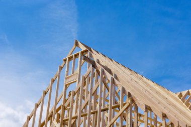 Yeni inşaat sırasında çatı manzaralı ev çerçevesi