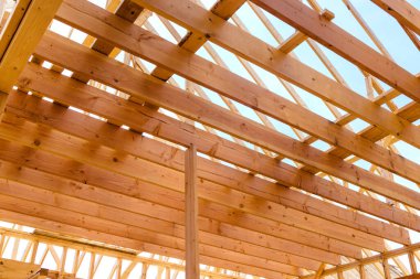 Yeni evin inşaatı. Ahşap çatı yapısının görüntüsü.
