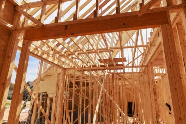 Yeni bir ev için çerçeve alınıyor ve çalışıyor.