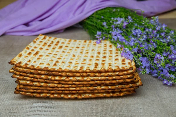 Una Bella Disposizione Fiori Decora Questo Matzoh Pasqua Kosher — Foto Stock
