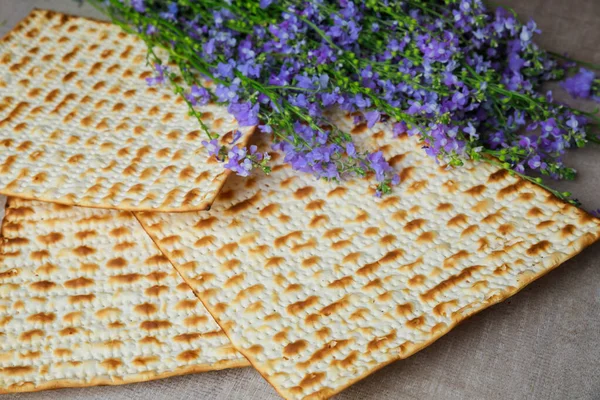 Uma Tradicional Páscoa Judaica Matzoh Com Flores — Fotografia de Stock