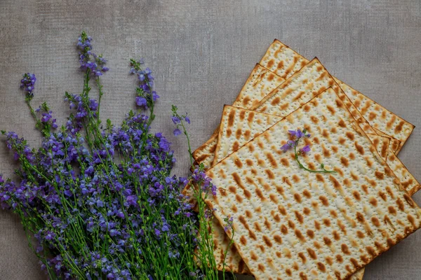 Kosher Matzoh Con Flores Para Pascua Una Comida Judía Tradicional —  Fotos de Stock